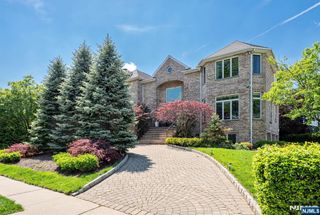 1115 Arcadian Way, Fort Lee, NJ 07024