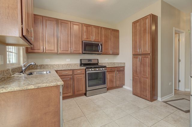 566 PINEBROOK Drive, Bolingbrook, IL 60490