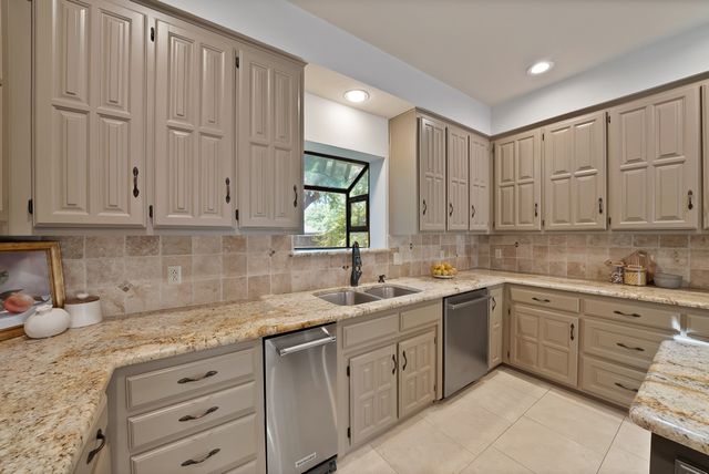 2900 Oak Trail Court, Dalworthington Gardens, TX 76016