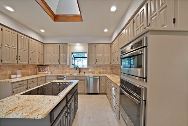 2900 Oak Trail Court, Dalworthington Gardens, TX 76016