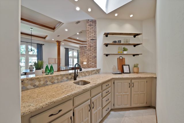 2900 Oak Trail Court, Dalworthington Gardens, TX 76016