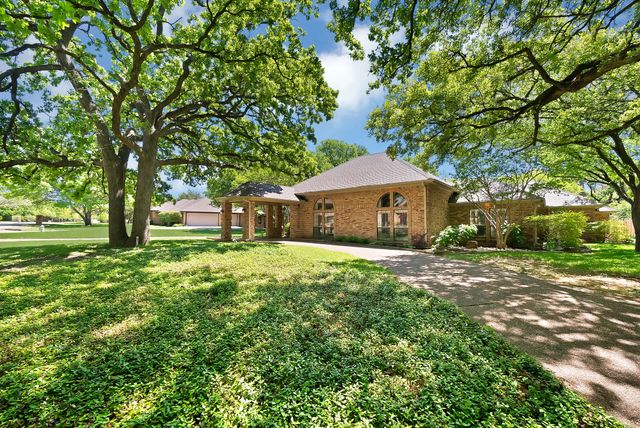 2900 Oak Trail Court, Dalworthington Gardens, TX 76016