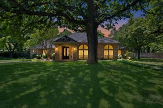 2900 Oak Trail Court, Dalworthington Gardens, TX 76016