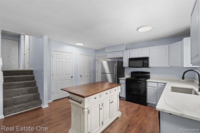 718 Miller Road, Lake Orion, MI 48362