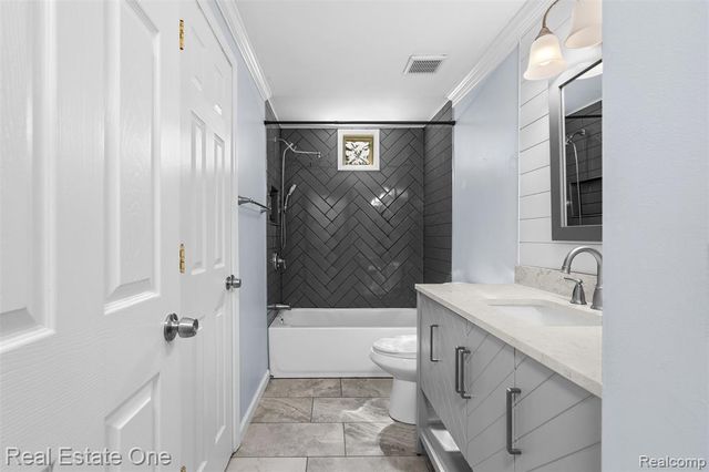 718 Miller Road, Lake Orion, MI 48362