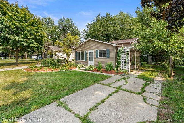 718 Miller Road, Lake Orion, MI 48362