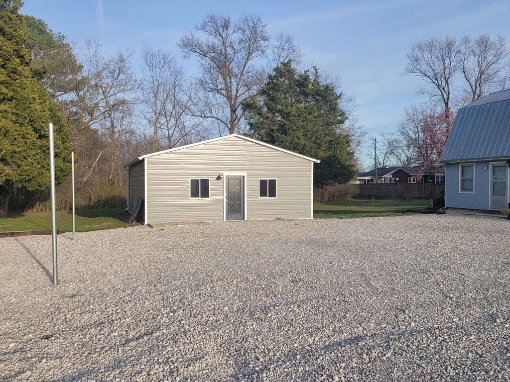 Image 1 of property listing at 1506 Salem Road, Mt Vernon, IL 62864