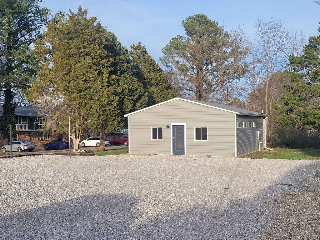 Image 2 of property listing at 1506 Salem Road, Mt Vernon, IL 62864