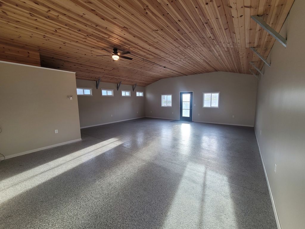 Image 11 of property listing at 1506 Salem Road, Mt Vernon, IL 62864