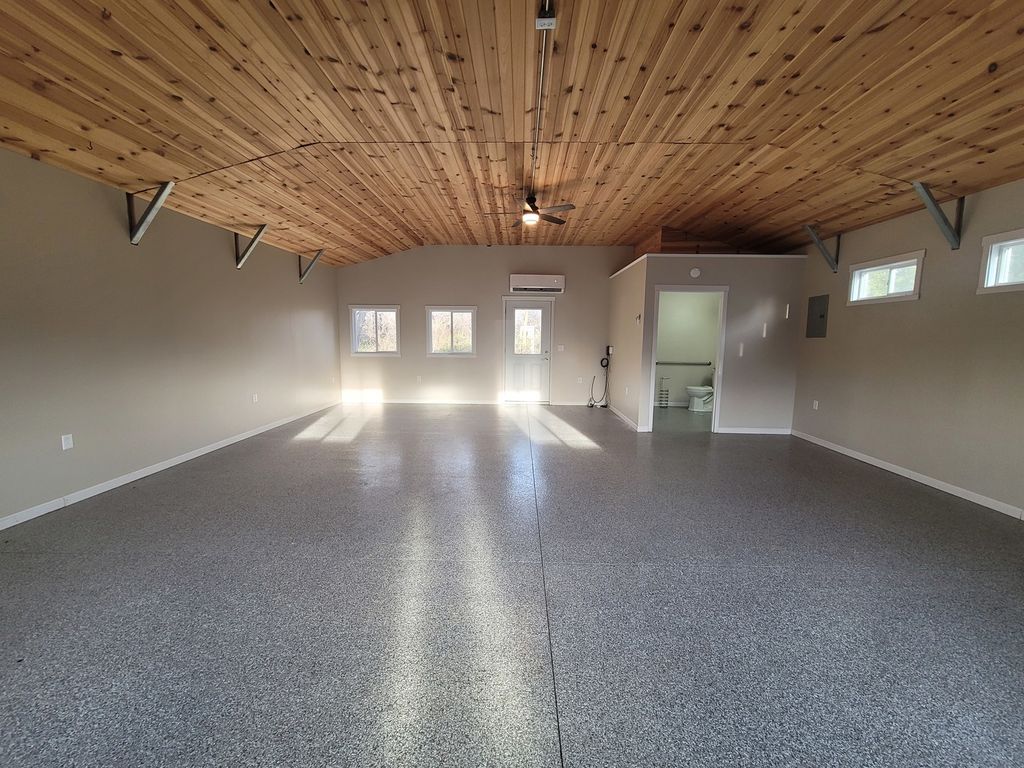 Image 13 of property listing at 1506 Salem Road, Mt Vernon, IL 62864