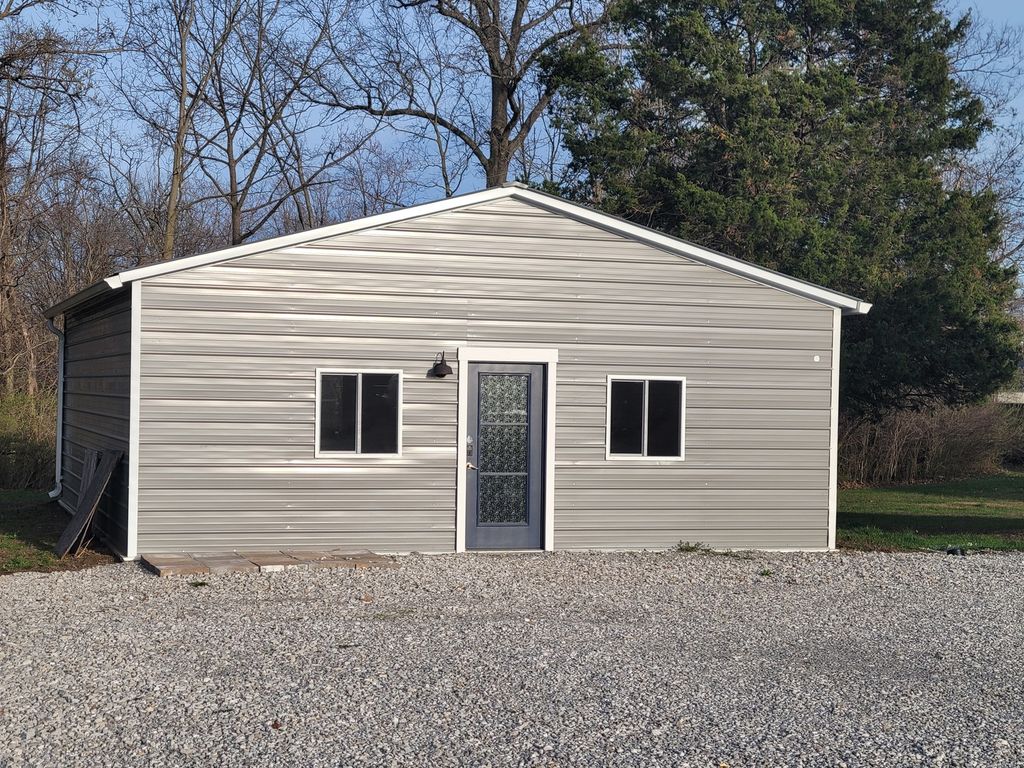 Image 3 of property listing at 1506 Salem Road, Mt Vernon, IL 62864