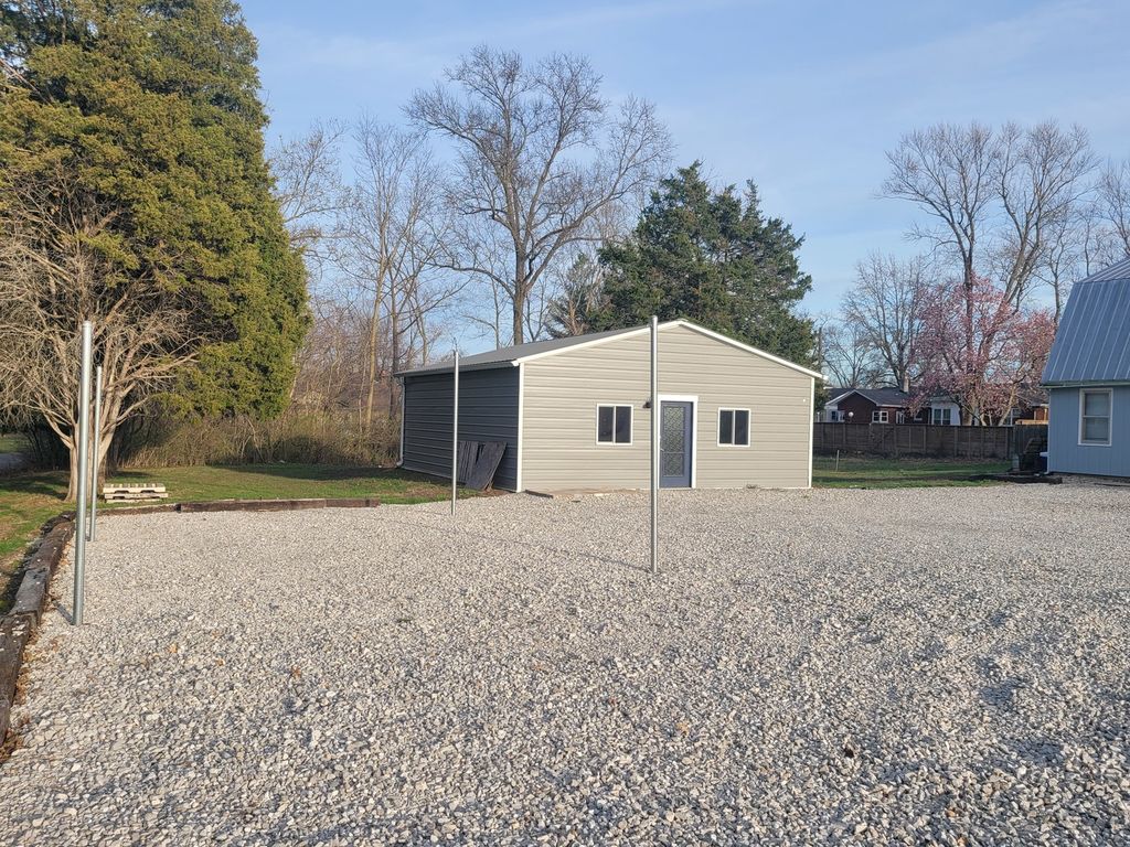 Image 4 of property listing at 1506 Salem Road, Mt Vernon, IL 62864