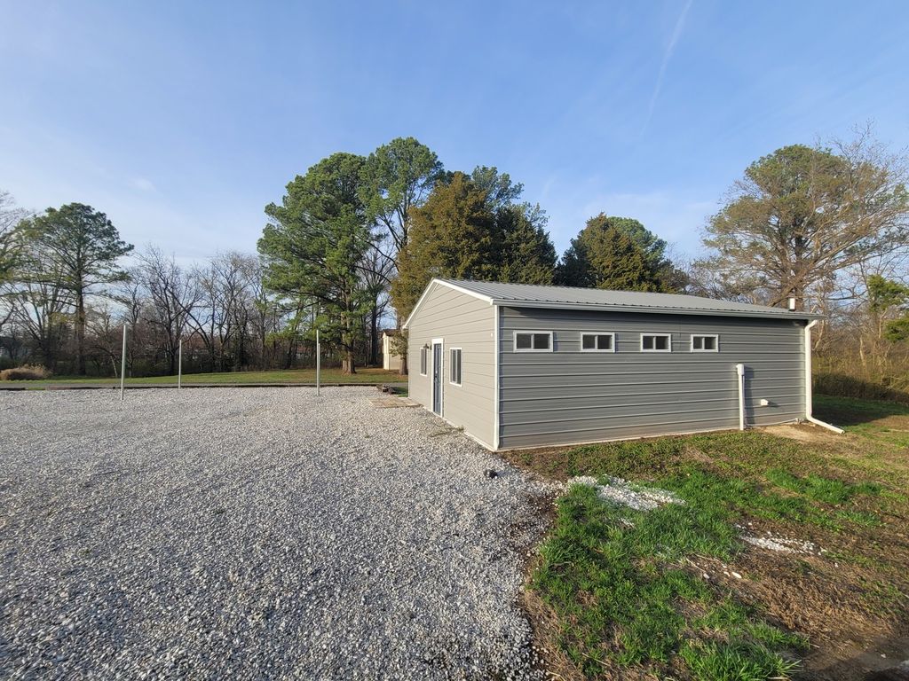 Image 5 of property listing at 1506 Salem Road, Mt Vernon, IL 62864