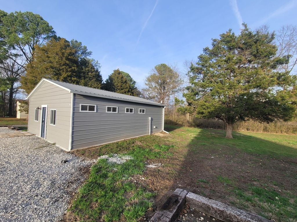 Image 6 of property listing at 1506 Salem Road, Mt Vernon, IL 62864