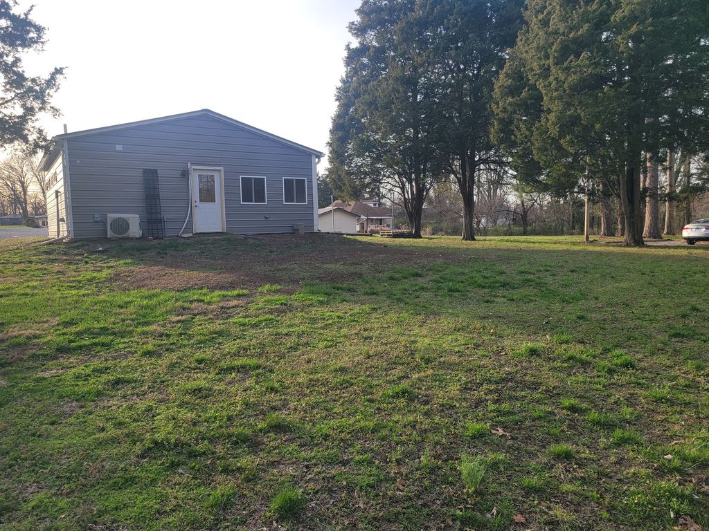 Image 7 of property listing at 1506 Salem Road, Mt Vernon, IL 62864