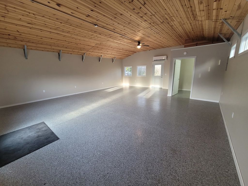 Image 9 of property listing at 1506 Salem Road, Mt Vernon, IL 62864