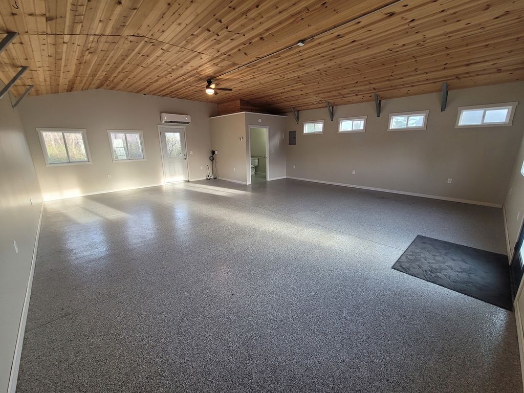 Image 10 of property listing at 1506 Salem Road, Mt Vernon, IL 62864