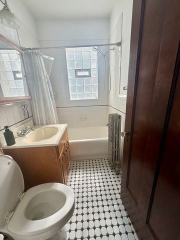 7639 W Jackson Boulevard 1E, Forest Park, IL 60130