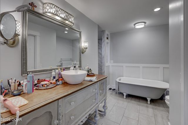 306 Lakeview Lane, Carl Junction, MO 64834