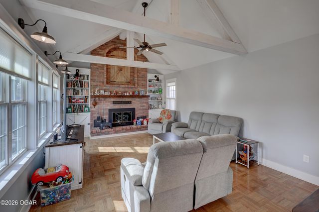 306 Lakeview Lane, Carl Junction, MO 64834