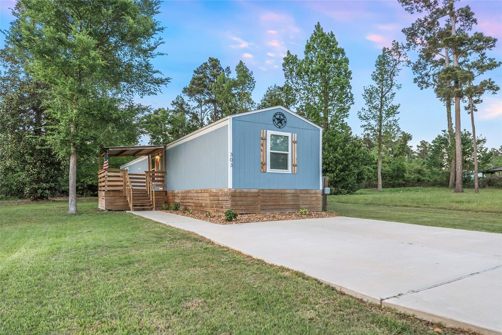 303 W Lone Oak Road, Onalaska, TX 77360