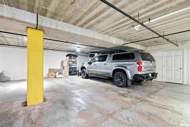 1227 E KIMBERLY Road, Bettendorf, IA 52722