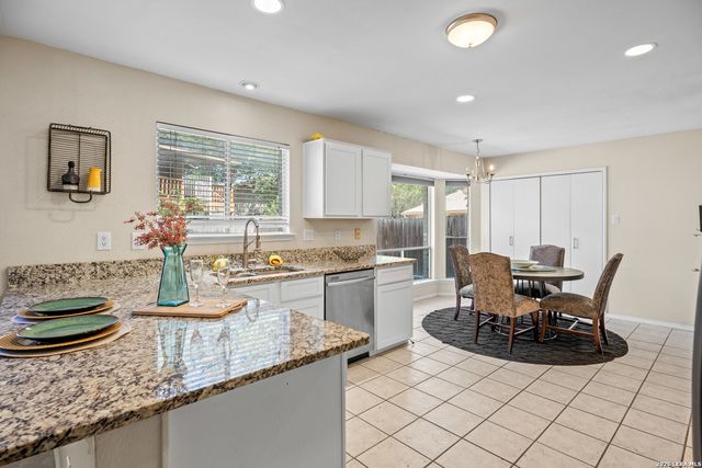 9219 BROXTON DR, San Antonio, TX 78240