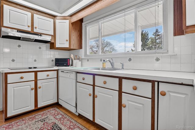 857 Helston Road, Bloomfield Charter Township, MI 48304