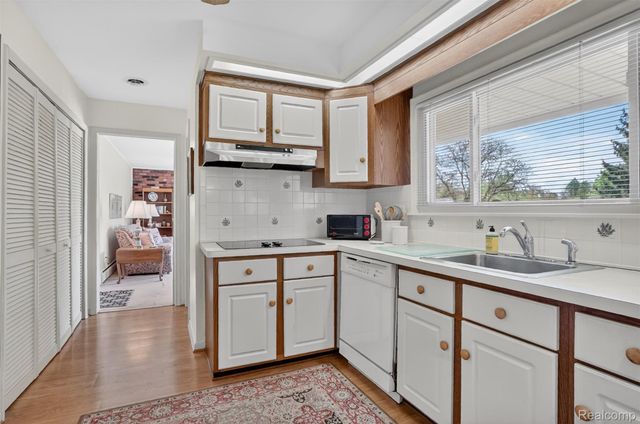 857 Helston Road, Bloomfield Charter Township, MI 48304