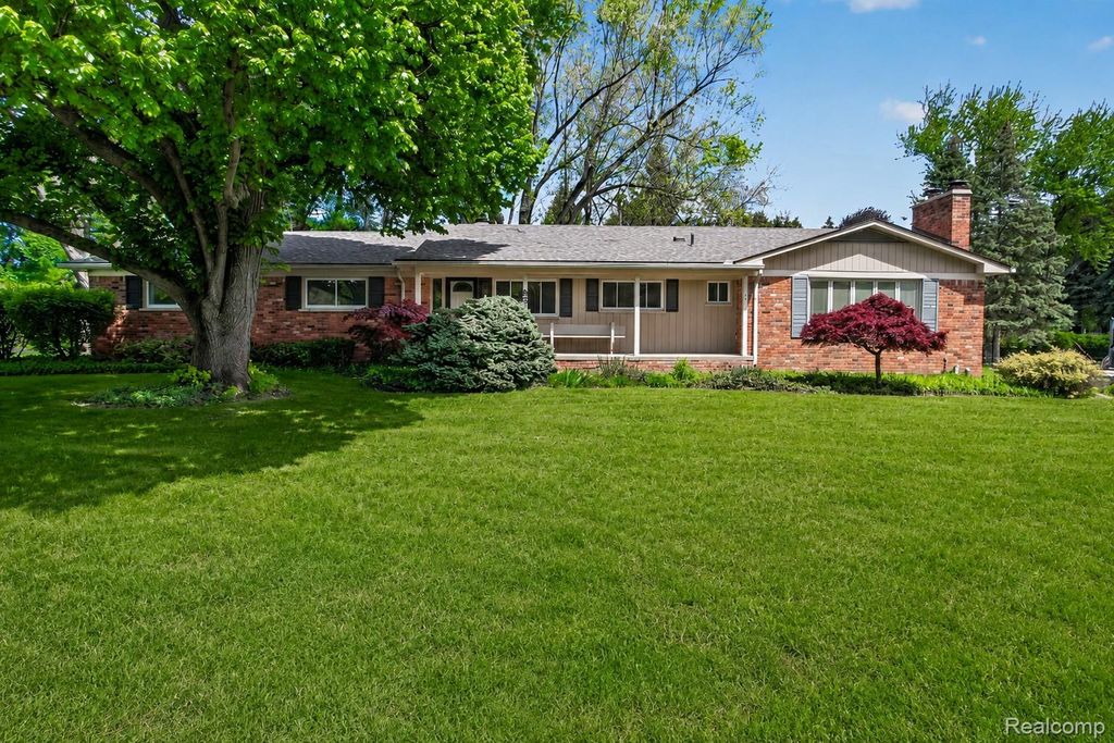 857 Helston Road, Bloomfield Charter Township, MI 48304