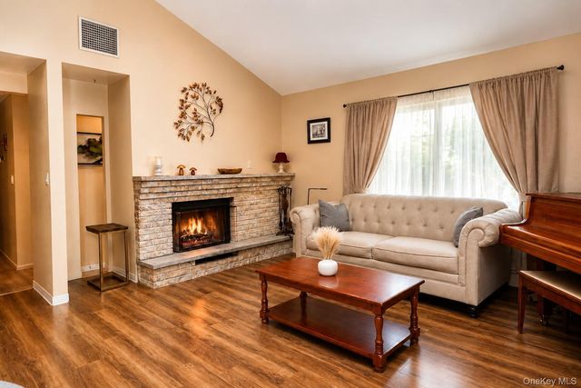 28 Sunrise Terrace, Bloomingburg, NY 12721