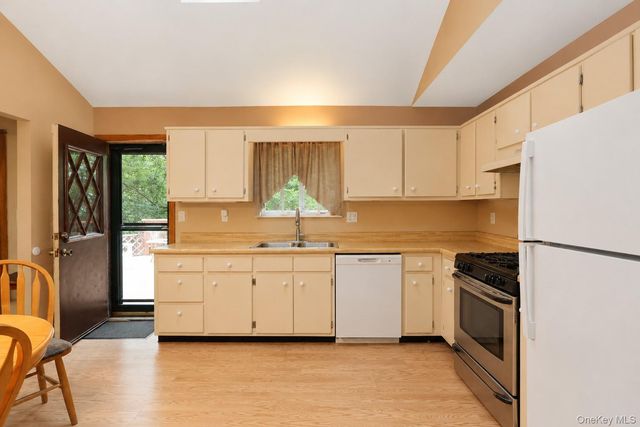 28 Sunrise Terrace, Bloomingburg, NY 12721