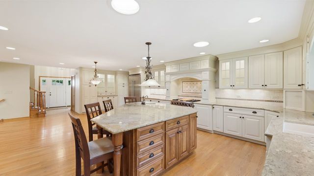 7810 Regency Grove Drive, Darien, IL 60561