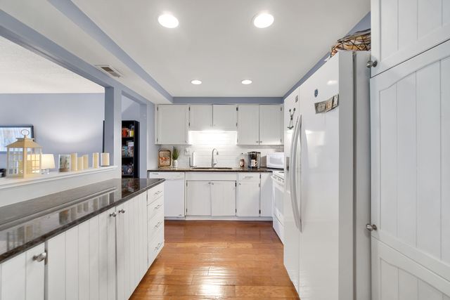 690 CHANDLER Road 302, Gurnee, IL 60031