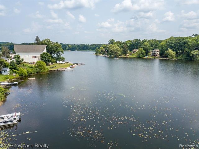 3181 Granda Vista Drive, Milford, MI 48380