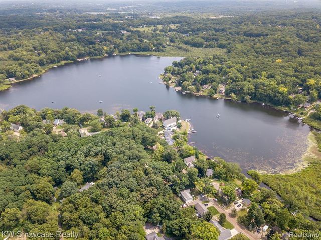 3181 Granda Vista Drive, Milford, MI 48380