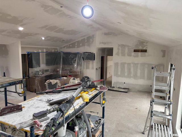 1819 Zara, Clinton, IA 52732