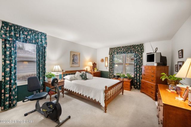 27 Chamberry Cir, Louisville, KY 40207