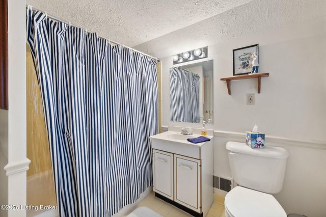 27 Chamberry Cir, Louisville, KY 40207