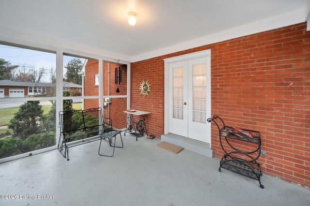 27 Chamberry Cir, Louisville, KY 40207