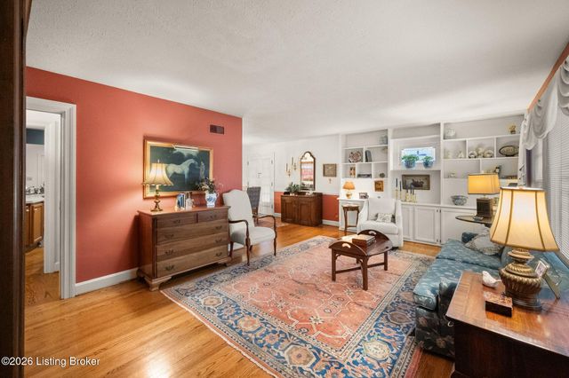 27 Chamberry Cir, Louisville, KY 40207