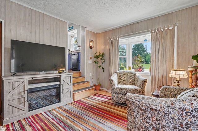 1952 Canton Road, Akron, OH 44312