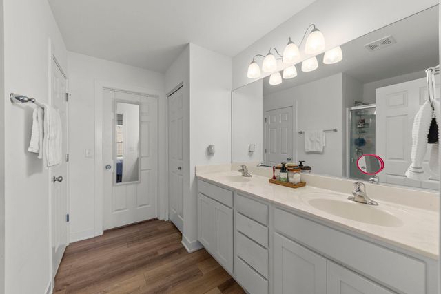 110 Easton Drive, Gilberts, IL 60136