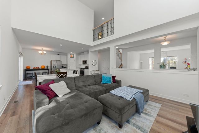 110 Easton Drive, Gilberts, IL 60136