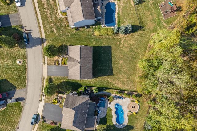 2076 Majestic Dr, North Strabane, PA 15317