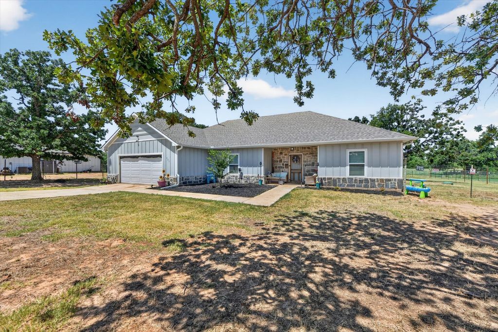 223 Julian Lane, Poolville, TX 76487