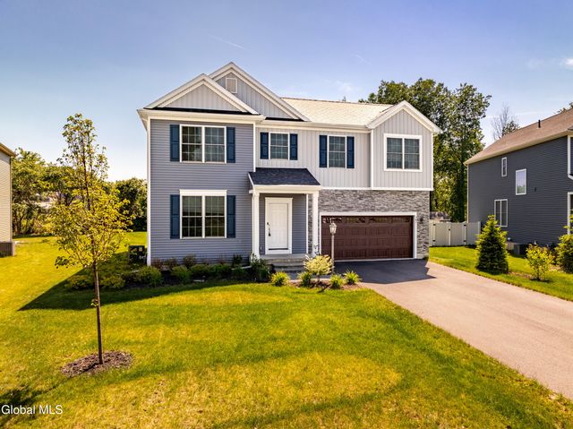 27 Wheatfield Way, Mechanicville, NY 12118