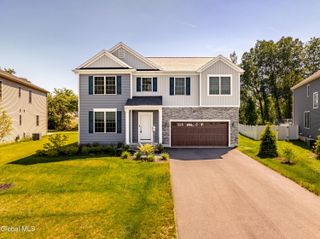 27 Wheatfield Way, Mechanicville, NY 12118