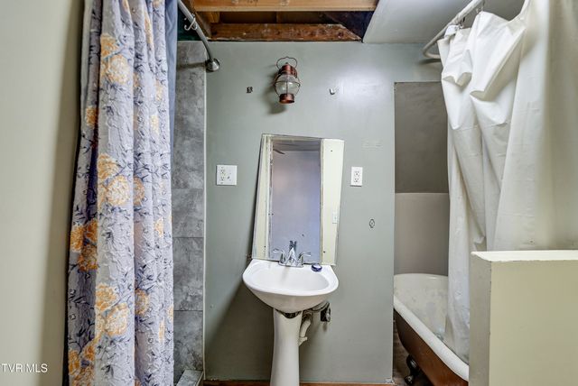 124 North Elm Avenue, Erwin, TN 37650