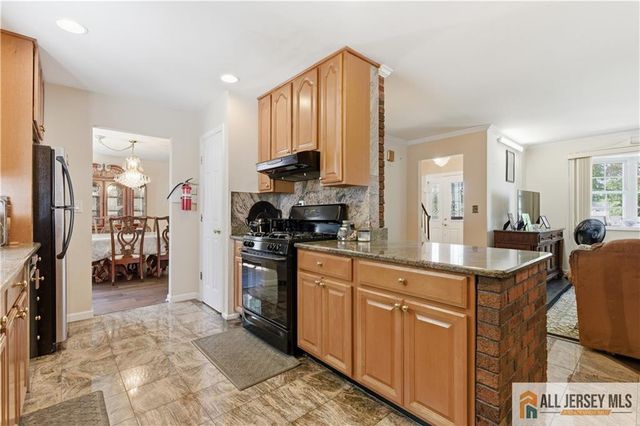 10 Helen Court, Piscataway, NJ 08854